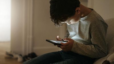 El Gobierno espera activar "antes del verano" la verificación de edad en internet para proteger a los menores del porno