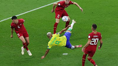 Richarlison, como un '9' de toda la vida, pone gol para una Brasil solvente