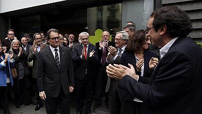 La Generalitat habla de éxito y los partidos contrarios a la consulta lo tildan de farsa