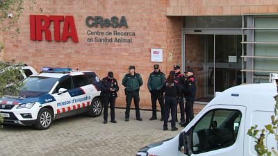 Agents policials a les portes de l'IRTA-CReSA | ACN Agents policials a les portes de l'IRTA-CReSA | ACN