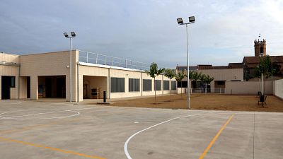 El pati i l'edifici de la nova escola El Roser del Poal (ACN | Oriol Bosch) El pati i l'edifici de la nova escola El Roser del Poal (ACN | Oriol Bosch)