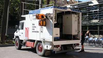 Camíó blanc "Unita Cobertura" del Govern d'Andorra (matrícula 3232 CBB) amb equips de connectivitat, presentat davant edifici modern amb cadires preparades. Camíó blanc "Unita Cobertura" del Govern d'Andorra (matrícula 3232 CBB) amb equips de connectivitat, presentat davant edifici modern amb cadires preparades.