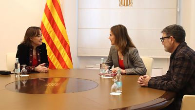 La portaveu i consellera de Territori, Sílvia Paneque, reunida amb la presidenta del grup parlamentari dels Comuns, Jéssica Albiach, i amb el diputat dels Comuns, Lluís Mijoler, al Palau de la Generalitat