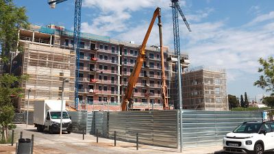 Amplio solar en construcción de viviendas con grúas, maquinaria Liebherr y edificios en distintas fases. Furgoneta Renault y Citroën C3 Aircross estacionados en primer plano. Amplio solar en construcción de viviendas con grúas, maquinaria Liebherr y edificios en distintas fases. Furgoneta Renault y Citroën C3 Aircross estacionados en primer plano.