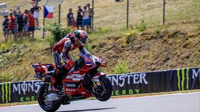 Un nuevo Pecco como el viejo Pecco: Bagnaia gana la sprint de Brno, Bezzecchi la lía y Marc Márquez acaba tercero