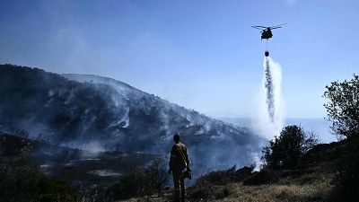 Un gran incendio arrasa la costa sur de Atenas y obliga a evacuar a cientos de personas de cinco localidades
