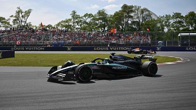 Russell es perseguido por Verstappen