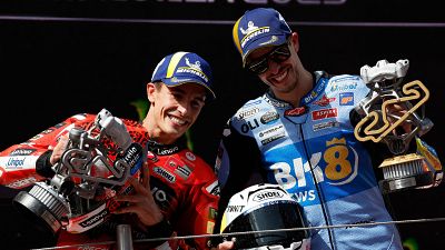 Los hermanos Márquez en el podio de Montmeló.