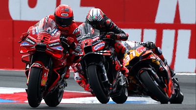 Marc Márquez aún más líder de MotoGP: doblete en Assen en una carrera con caída y lesión de su hermano Álex