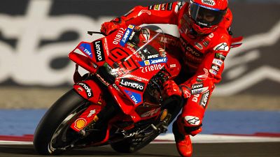 Marc Márquez gana la carrera al sprint en Catar y arrebata el liderato del mundial a su hermano Álex