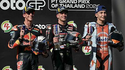 Bezzecchi escoltado en el podio por los españoles Acosta y Fernández.