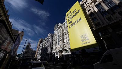 Greenpeace cuelga un cartel gigante en Madrid: "Las macrogranjas 'no' existen, pero cerradlas ya"