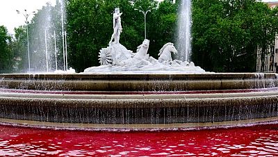 Greenpeace tiñe de rojo la fuente de Neptuno para exigir el embargo de armas a Israel