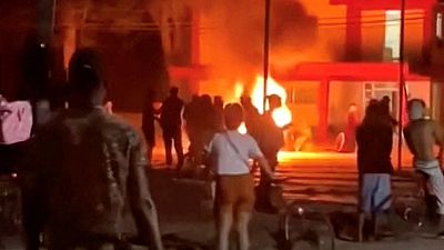 Un grupo de manifestantes ataca una sede del Partido Comunista de Cuba en una protesta por los cortes eléctricos