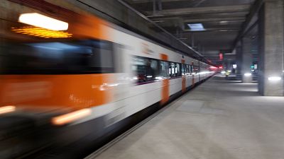 Un grupo de vándalos apedrea trenes y pone obstáculos en las vías de Cercanías de Barcelona