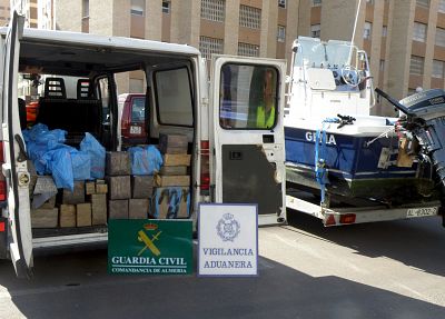 La Guardia Civil desarticula dos bandas y se incauta de 3.600 kilos de hachís en Almería