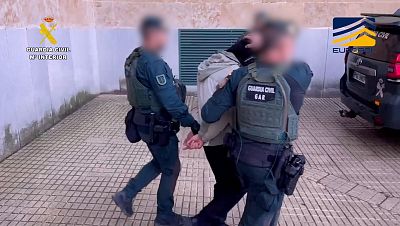 La Guardia Civil detiene a tres presuntos yihadistas con armas blancas y contenido de Al Qaeda y el Dáesh