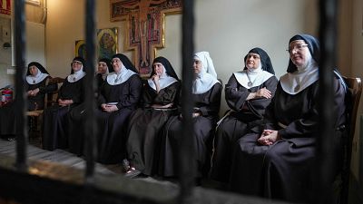 La Guardia Civil traslada desde el monasterio de Orduña a las cinco monjas mayores de Belorado