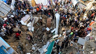 Israel bombardea dos escuelas de la UNRWA en Gaza y mata a más de un centenar de personas