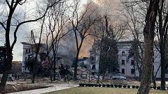 Los equipos de rescate buscan a supervivientes entre los escombros del teatro de Mariúpol bombardeado