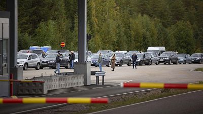 Colas en la frontera de Finlandia tras restringir la entrada de rusos: "No quiero participar en esta guerra y decidí escapar"