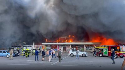 Al menos 16 muertos y múltiples heridos en el ataque ruso a un centro comercial en Kremenchuk, en el este de Ucrania