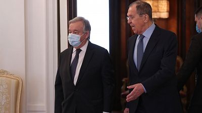 Putin reconoce a Guterres la "trágica" situación en Mariúpol y acepta "en principio" la evacuación de civiles