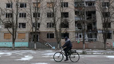 Una persona en bicicleta en Orikhiv, en la región ucraniana de Zaporiyia