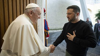 Zelenski le pide al papa diferenciar entre "la víctima y el agresor" y le presenta su "fórmula de paz"