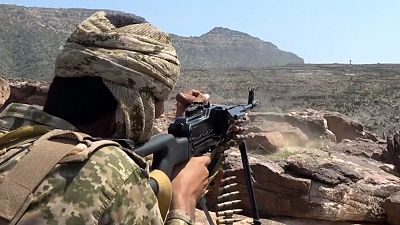 Los hutíes atacan el aeropuerto de Riad y matan a tres personas mientras se intensifican los combates en Yemen