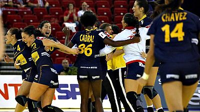 La selección española de balonmano femenino jugará la final del  Campeonato de Europa de Hungría y Croacia 2014 después de doblegar  (18-19) este viernes a la defensora del título Montenegro, un choque  de semifinales en el que las de Jorge Dueñas br