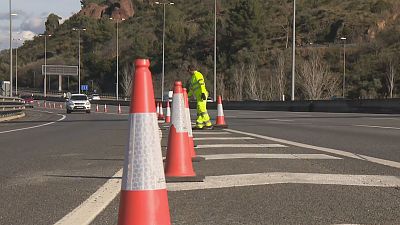 Un operari habilita un carril destinat a la ciruculació dels busos de Renfe a l'AP-7