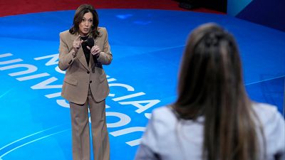 Harris responde a las preguntas de los votantes latinos en un encuentro marcado por la migración