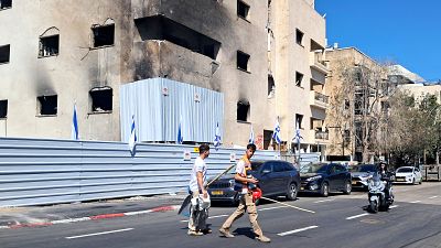 Tel Aviv vuelve a la vida con las sirenas de fondo y las heridas del ataque de Irán aún visibles