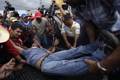 Heridos al menos 26 seguidores de Zelaya, uno con un disparo en la cabeza