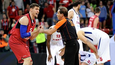 El Caja Laboral cayó eliminado con todos los honores en la Euroliga y con la derrota (85-94) ante el CSKA de Moscú, en Vitoria, entregó al cuadro ruso el pasaporte para la Final a Cuatro de Londres, en un partido épico, en el que los colegiados le se