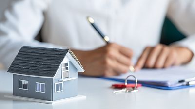 Los clientes buscan hipotecas a tipo fijo ante la subida del euríbor: "Creo que me va a compensar" Los clientes buscan hipotecas a tipo fijo ante la subida del euríbor: "Creo que me va a compensar"