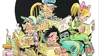 Portada de libro mostrando a cuatro personas leyendo cómics; un anciano, un hombre con gorra, una niña y un joven. Representa la lectura de cómics a través de generaciones. Portada de libro mostrando a cuatro personas leyendo cómics; un anciano, un hombre con gorra, una niña y un joven. Representa la lectura de cómics a través de generaciones.