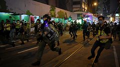 La policía de Hong Kong dispersa una manifestación para conmemorar el aniversario de las protestas contra Pekín