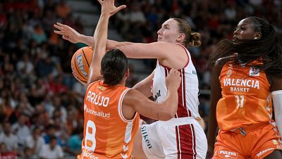 Jugadoras del Valencia Basket y Casademont Zaragoza compiten en un partido de la Liga Femenina Endesa. Se observa a Araujo (Valencia, 8) con el balón, defendida por una jugadora del Zaragoza.