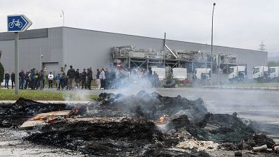 Hogueras y barricadas en una jornada de huelga del metal "sin incidentes" que cierra empresas "grandes y pequeñas"