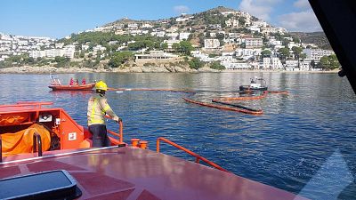 Se hunde un pesquero en Roses y emergencias lucha por contener 1.500 litros de combustible