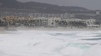 El huracán Hilary se degrada a tormenta tropical tras tocar tierra en Baja California al norte de México