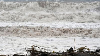 El huracán Melissa deja inundaciones generalizadas, deslizamientos de tierra y cortes de luz a su paso por Jamaica