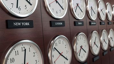 ¿Por qué en España comemos "tan tarde" con respecto a Europa? Lo que no sabías de los husos horarios