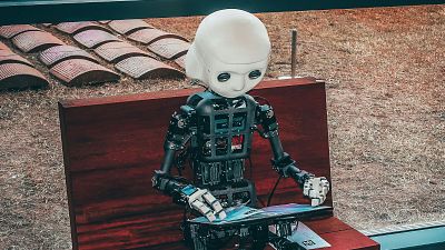 Mejorar nuestra vida o sustituirnos: cómo la historia de la inteligencia artificial explica sus desafíos