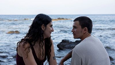 Primer plano de Hadoum y Iván, personajes de 'Iván & Hadoum', mirándose con el mar de fondo. Primer plano de Hadoum y Iván, personajes de 'Iván & Hadoum', mirándose con el mar de fondo.