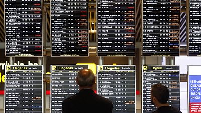 Iberia denuncia el "caos" en la zona de control de pasaportes en Barajas e Interior niega colas o retrasos "significativos"