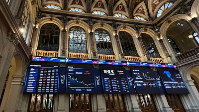 Las bolsas europeas cierran con pérdidas al analizar el impacto del acuerdo comercial con EE.UU.