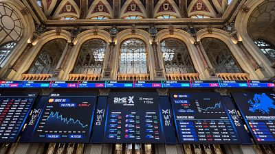 Wall Street sube ligeramente y Europa, salvo el Ibex, se pinta de rojo, tras las decisiones judiciales sobre los aranceles